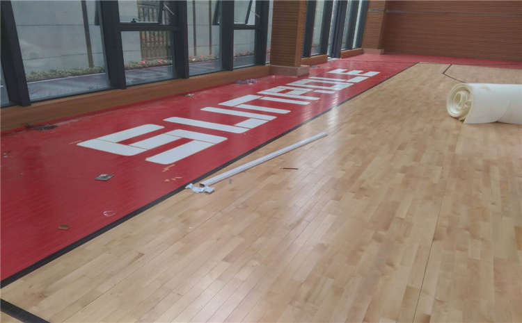 橡膠木乒乓球館木地板價(jià)格是多少錢(qián)？