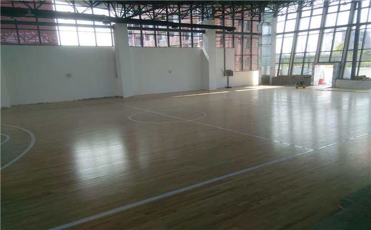 室內(nèi)籃球?qū)嵞具\動地板多少錢